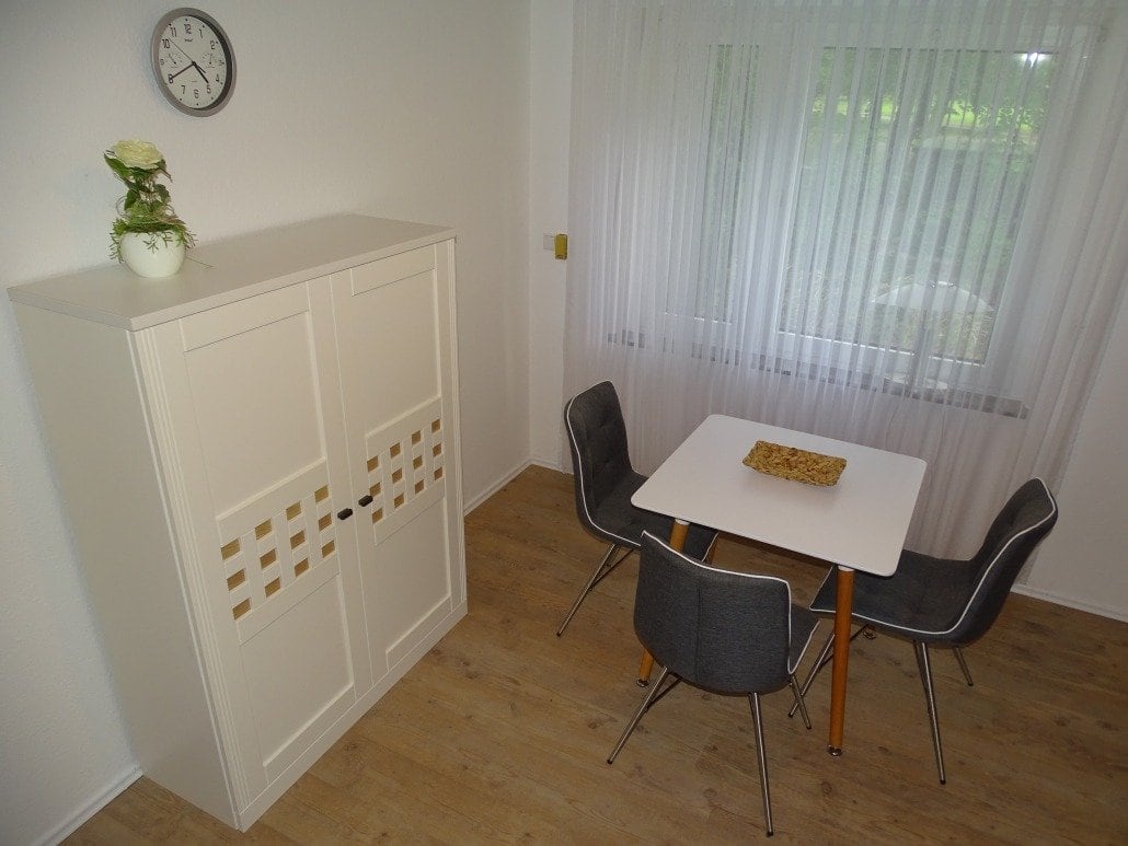 Ferienwohnung zur Therme – Essplatz und Schrank