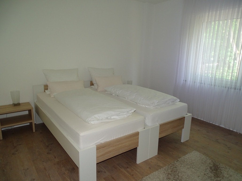 Ferienwohnung zur Therme – Schlafzimmer mit zwei Einzelbetten